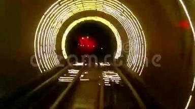 摘要铁路隧道中的<strong>光速</strong>运动.